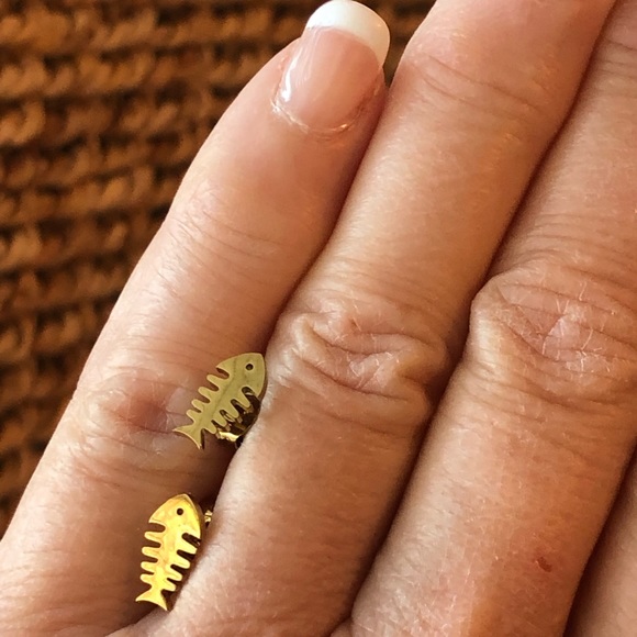 Fishbone earrings stainless steel gold stud - Picture 2 of 4